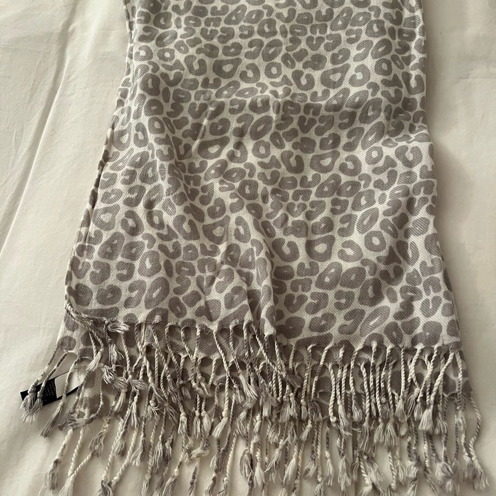 Banana Republic Gray Leopard Print Scarf